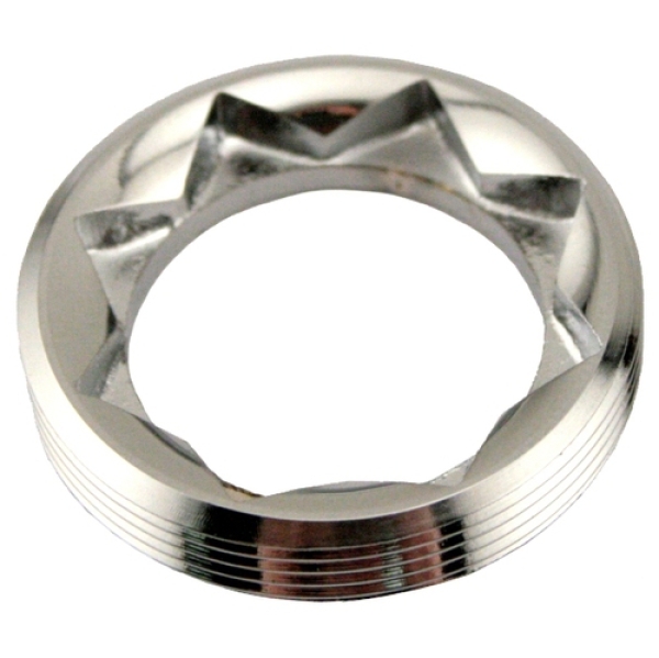 Chrommutter, hält das Glas der Tankanzeige